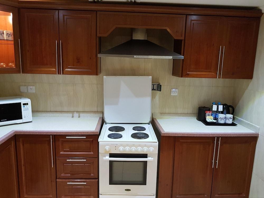 Taiba Suites Madinah Medyna Zewnętrze zdjęcie A typical kitchen