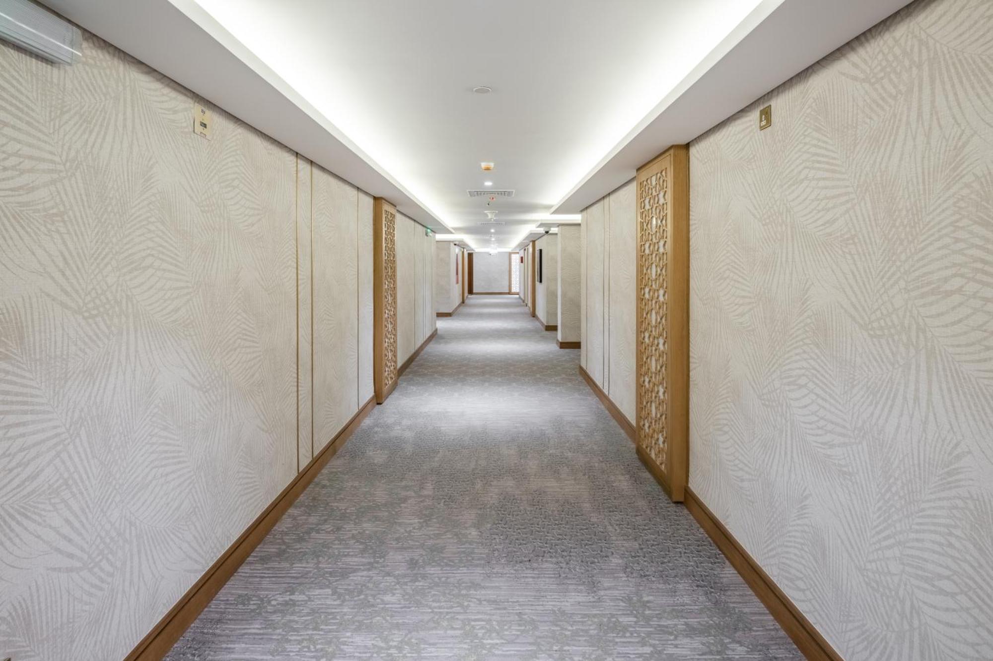 Taiba Suites Madinah Medyna Zewnętrze zdjęcie A corridor at the hotel