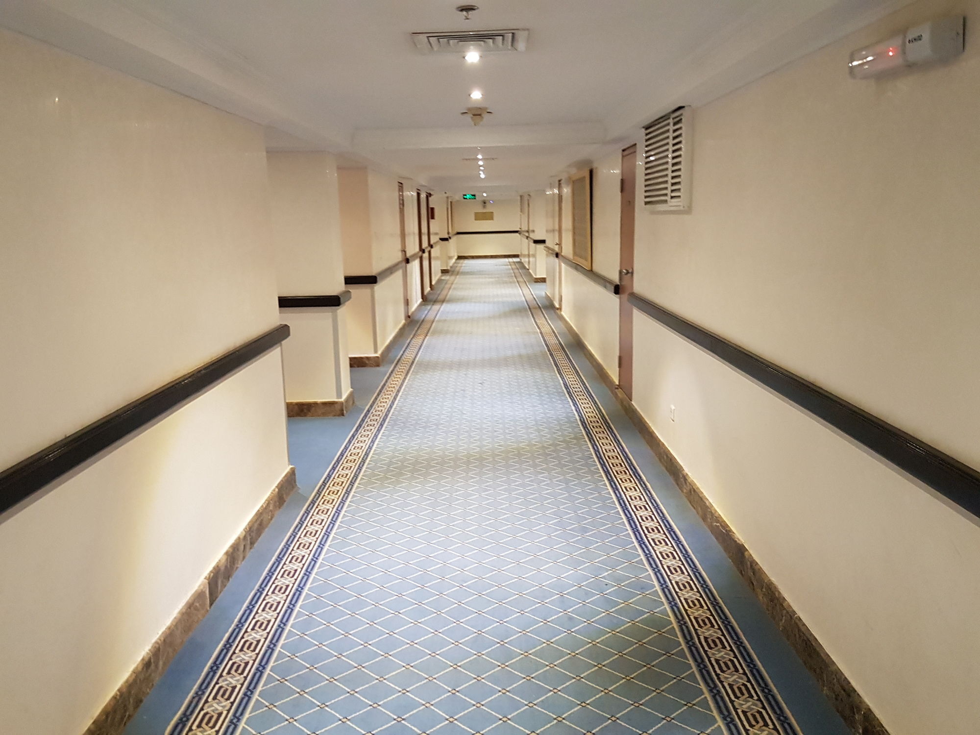 Taiba Suites Madinah Medyna Zewnętrze zdjęcie A corridor in a hotel