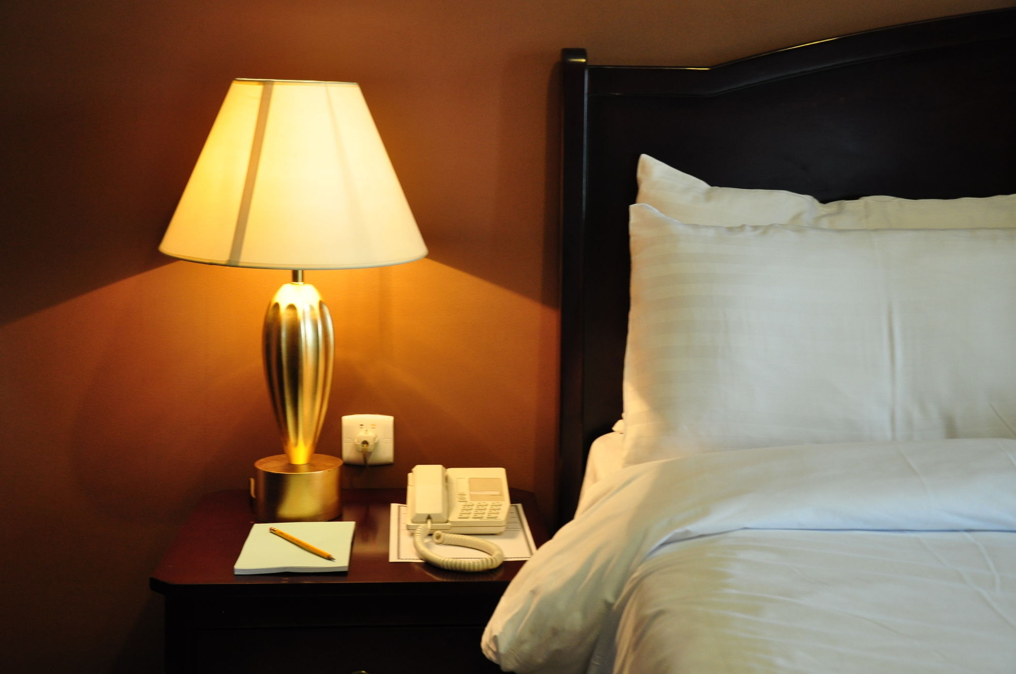 Taiba Suites Madinah Medyna Zewnętrze zdjęcie A lamp on a bedside table