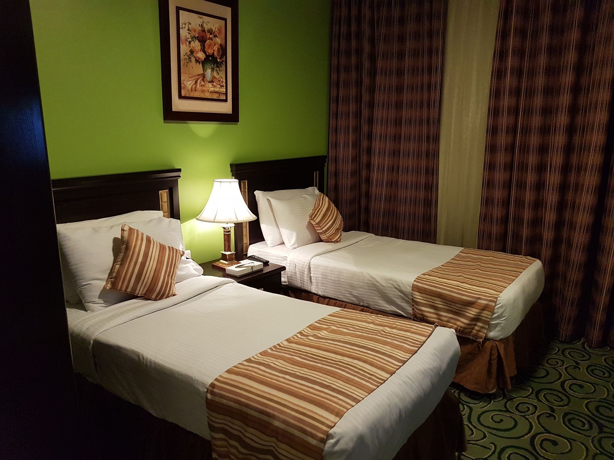 Taiba Suites Madinah Medyna Zewnętrze zdjęcie A room at the hotel