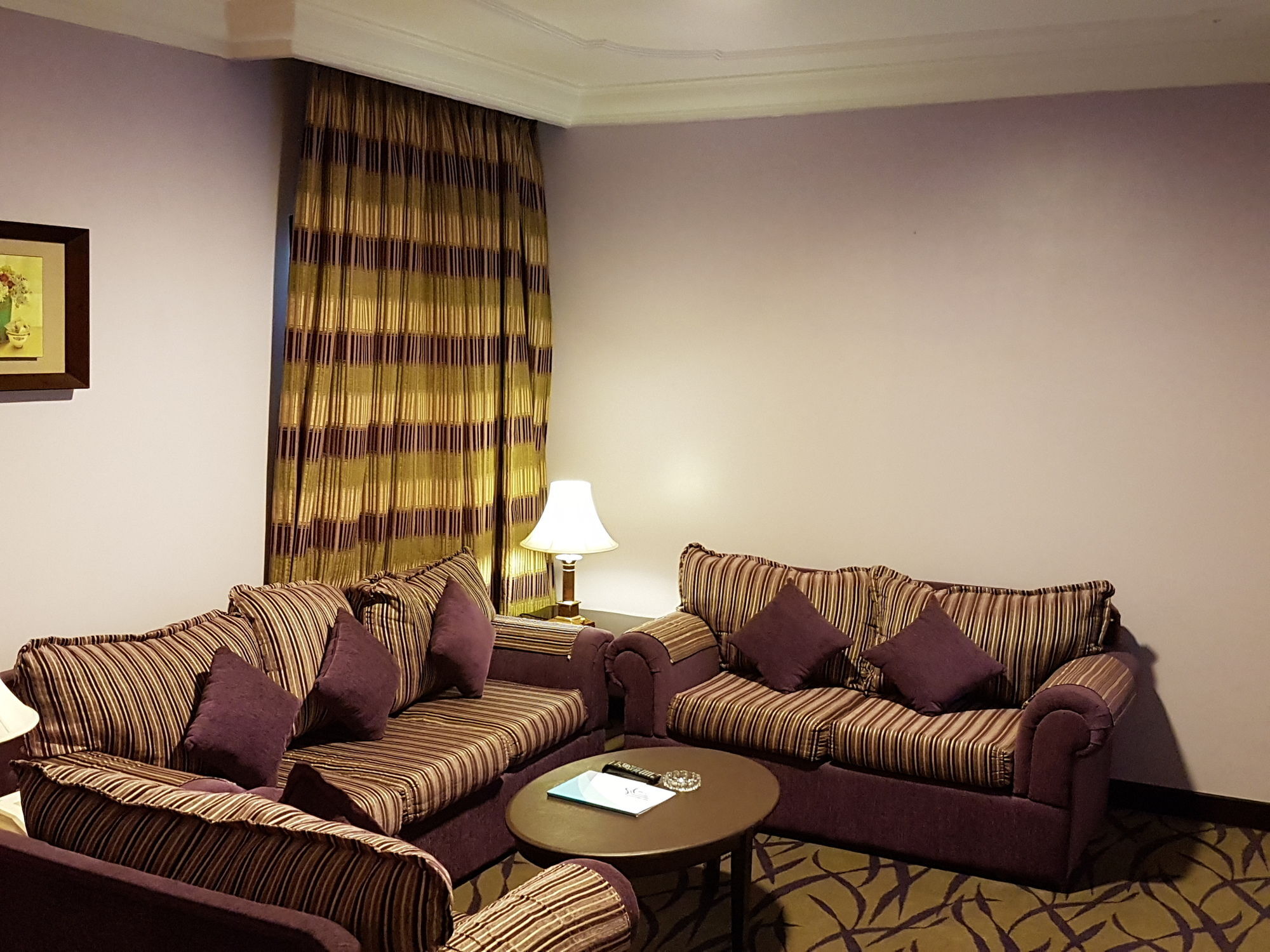 Taiba Suites Madinah Medyna Zewnętrze zdjęcie A living room