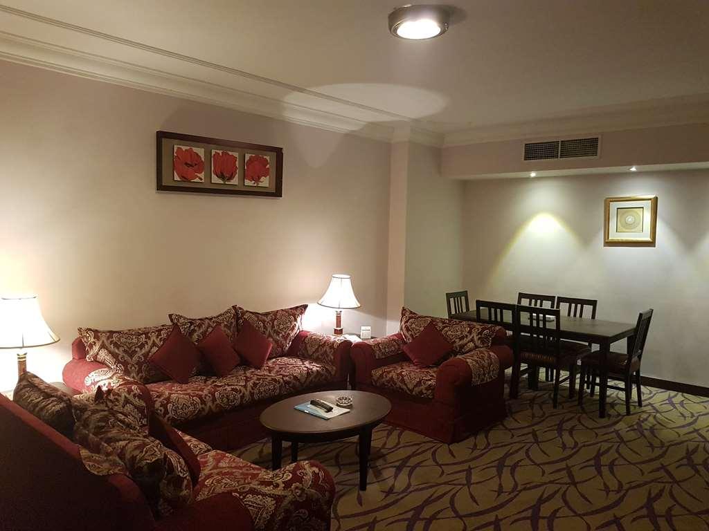 Taiba Suites Madinah Medyna Pokój zdjęcie A suite at the hotel