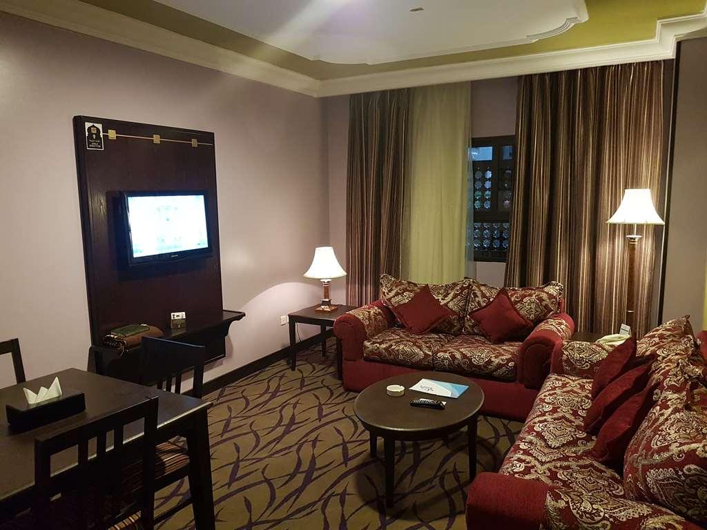 Taiba Suites Madinah Medyna Pokój zdjęcie A living room in a suite at the hotel